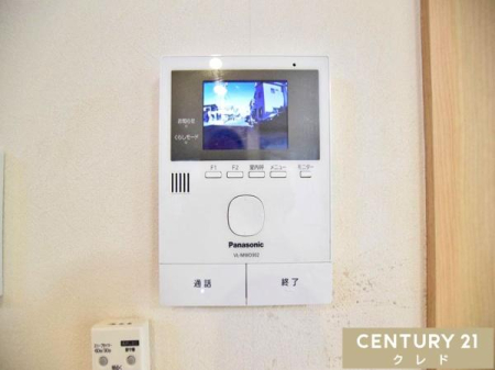 ���̑� �yTV���j�^�[�t���C���^�[�z���z
���ւ��J����O�ɉf���E�����ő�����m�F�ł��A�h�Ɩʂɔz���B���q�l�̂�����Ԃ�P�g�̕��ɂ��S�����ݔ��ł��B
���r���O���烏���^�b�`�ŉ��΂ł��܂��B