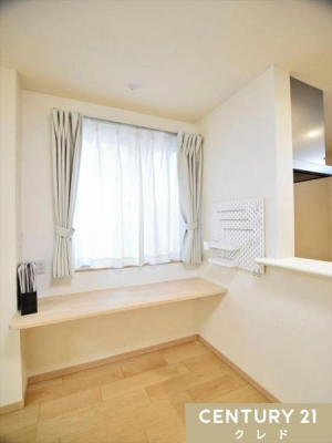 ���r���O �yLDK�@�J�E���^�[�z
�{��G�������[�����Ǐ��X�y�[�X��A�A�[�g��ʐ^�A�ϗt�A�������邱�ƂŁA�C���e���A�̃A�N�Z���g�����o���܂��B
���[�e�B���e�B�X�y�[�X�Ƃ��Ă��g�p�ł���}���`�ȋ�Ԃł��B