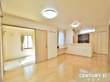 ���r���O �yLDK15.3���z
�g������̂���16���̃��r���O��2�l��炵�̂��v�w����q��Ē��̉Ƒ��ɂ��I�X�X���̍L���B
�L�b�`�����烊�r���O�S�̂����n����Ԏ��ł��B