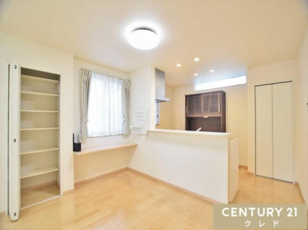 �L�b�`�� �Ζʎ��L�b�`���̑O�ɂ͎��[�A�J�E���^�[�t���B
���q�l�̏h������������A��b���y���݂Ȃ���X���[�Y�Ȕz�V���Еt�����ł��܂��B