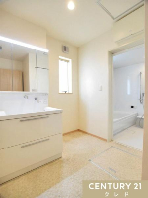 ���ʑ�E���ʏ� ��1�؂̐��ʎ��͈ߗނ̒��E���ȒP�ɍs����L���B
���[�L�x�ȃV�����[����t���̐��ʑ�́A�Ǝ��������m�ۂ����ʎ����ɂ�Ƃ���v���X�B���m���̂���������������ʎ����ōς܂��邱�Ƃ��ł��܂��B