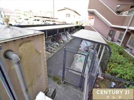 ���̑����p�� �y���֏�z
�ʋ΁E�ʊw�Ȃǎ��]�Ԃ����g���̂��Ƒ������֏�������p���������܂��B
�����̕t�������փX�y�[�X�͉J�Ȃǂɂ��K���玩�]�Ԃ����܂��B