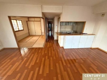 ���r���O �yLDK18.4���z
���r���O�ׂ̗ɂ́A�q�Ԃ₨�q�l�̗V�я�Ƃ��ďd�󂷂�a����z�u�B�����˂��J�����Ă΁A���r���O�ƈ�̉������J���I�ȑ��ԂƂ��čL�X�Ɗ��p�ł��܂��B