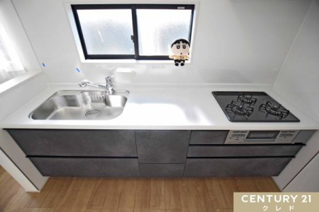 �L�b�`�� �V�b�N�ȃ_�[�N�J���[����Ԃ��������߂�A�X�^�C���b�V���ȃV�X�e���L�b�`���B
���[�͉��̕��܂Ŏ��o���₷���X���C�h���ŁA����������������Еt���܂��B