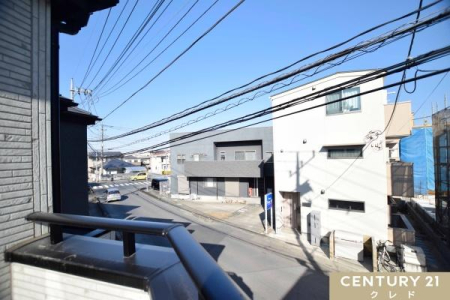 �Z�˂���̒��]�ʐ^ ���Z�܂��o���R�j�[����̒��]�ł��B
�z������̗ǂ��Z��X�G���A�̃o���R�j�[����́A���ꂽ���ɂ͐X�ƍL�����𒭂߂邱�Ƃ��ł��܂��B