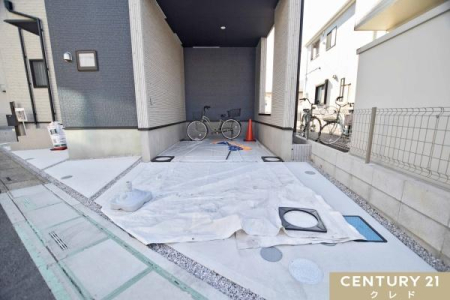 ���ԏ� ����1��\�ȃr���h�C���K���[�W�B
�J�̓��ł��G�ꂸ�ɎԂɏ��~��ł���̂ŁA�ו��̐ς݉��낵�┃�����A������S�ł��B