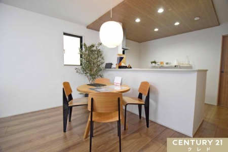 ���r���O �ؖڒ��̓V��ƃ_�E�����C�g���A�܂�ŃJ�t�F�̂悤�Ȃ������ȋ�Ԃ����o�B�ΖʃL�b�`������̓��r���O�S�̂����n���A�Ƒ��Ƃ̉�b���e�݂܂��B