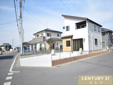 �O�ʓ��H�܂ތ��n�ʐ^ JR��z���u��ÒJ�v�w�k��18���B
���ӂɂ̓X�[�p�[�E�R���r�j�E�h���b�O�X�g�A�Ȃǂ̏��Ǝ{�݂��[���B�q��Đ��тɂ��������A�֗��ň��S�ȏZ���������Ă��܂��B