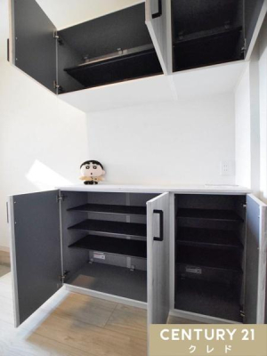 ���� �㉺�ɕ����ꂽ�Z�p���[�g�^�C�v�̌��֎��[�B�Ƒ��S���̌C�������Ղ���[�ł��邾���łȂ��A�����̃J�E���^�[�ɂ��C�ɓ���̎G�݂�ʐ^�������āA���ւ��؂₩�ɉ��o�ł��܂��B