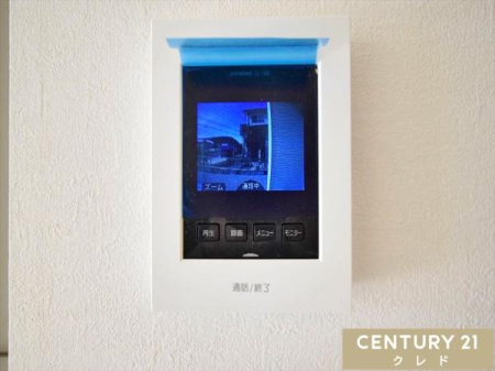 ���̑� �yTV���j�^�[�t���C���^�[�z���z
���ւ��J����O�ɉf���E�����ő�����m�F�ł��A�h�Ɩʂɔz���B���q�l�̂�����Ԃ�P�g�̕��ɂ��S�����ݔ��ł��B
���r���O���烏���^�b�`�ŉ��΂ł��܂��B