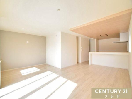 ���r���O �yLDK24.7���z
�ؖڂ̉�����V�䂪�������ȑΖʃL�b�`���ƁA�L�X�Ƃ������r���O����̂ƂȂ���24.7���̑��ԁB
�z�[���p�[�e�B�[��Ƒ��c���̎��Ԃ��������Ɗy���߂܂��B