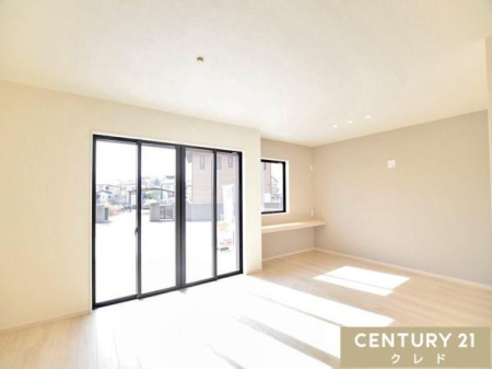 ���r���O �yLDK24.7���z
�傫�ȑ�����z���������Ղ�ƍ~�蒍���A�����S�̂𖾂邭��ݍ��݂܂��B��^�̃\�t�@��Ƌ��u���Ă���Ƃ肪����A�Ƒ��݂�Ȃ��̂т̂тƉ߂������ґ�ȋ�Ԃł��B