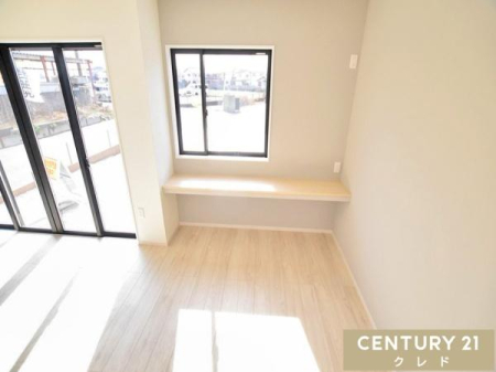 ���r���O �L�b�`������ڂ̓͂��ꏊ�ɃJ�t�F�J�E���^�[��ݒu�B���q�l�̏h��X�y�[�X�Ƃ��Ă͂������A�Ǝ��̍��Ԃ̋x�e��PC��Ƃɂ��֗��ȑ��ړI�X�y�[�X�ł��B