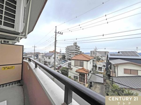 �Z�˂���̒��]�ʐ^ ���̊O�ɂ͎��E���Ղ鍂���������Ȃ��A�C�����̗ǂ����]���L����܂��B
�S�n�悢���������������ԂœV�C�̗ǂ����ɂ͐S�����t���b�V���ł��܂��ˁB