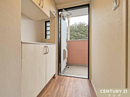 ���� �㉺�ɕ����ꂽ�V���[�Y�{�b�N�X���̗p�B�J�E���^�[�͋G�߂̂��Ԃ��������肷��X�y�[�X�Ƃ��Ċ��p�ł��܂��B
�h�A���J���Ă��������ی����ɂȂ炸�A���S���̂��鑢��ł��B