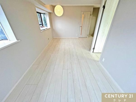 ���r���O �yLDK13.9���z
������Ƃ����������A�������S�̂𖾂邭��ݍ��݂܂��B�ǂ�ȉƋ���f����f�U�C���ŁA�����D�݂̋�Ԃ����܂��B