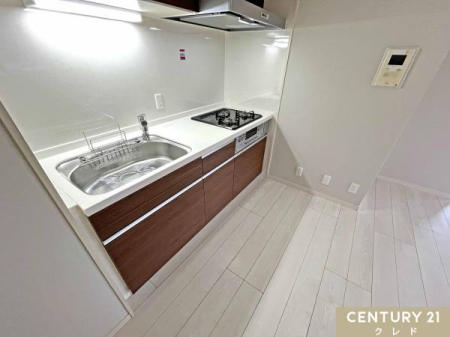 �L�b�`�� ��Ԃ𖳑ʂȂ��g����Ǖt���^�C�v�̃L�b�`���I�w�ʂ̃X�y�[�X���L���g���邽�߁A�_�C�j���O�e�[�u����u���Ă���Ƃ�̂��铮�����m�ۂł��܂��B