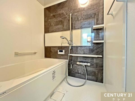 ���� ���������ӂ��LIXIL���̃��j�b�g�o�X�B
�o�X���[���͎g�p�����قƂ�Ǌ�����ꂸ�A���t�H�[���Ȃ��ł��̂܂܎g�����Ԃł��B