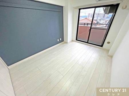 �m�� �y�m��6���z
�V�b�N�ȐF�����̃A�N�Z���g�N���X���A����̔�����₷�����b�N�X��Ԃ����o���܂��B6���̍L�����m�ۂ��Ă���A�_�u���x�b�h��u���Ă���Ƃ肪����܂��B