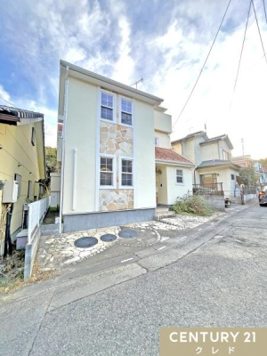 ���ԏ� �J�[�X�y�[�X1�䒓�ԉ\�i�Ԏ�ɂ��j�B
4���̓��H�ɖʂ����J�[�X�y�[�X�͑�������������ƕܑ�����Ă��邽�߁A�J�̓��̂ʂ���݂�D������C�ɂ����g�p�ł��܂��B