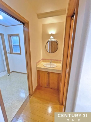 ���ʑ�E���ʏ� �y2�K�@��􂢃X�y�[�X�z
2�K�ɂ��R���p�N�g�Ȑ��ʑ䂪����܂��B
���[�X�y�[�X�ɂ̓o�P�c�Ȃǂ����邱�Ƃ��ł��A�o���R�j�[��2�K�̎����̂��|���ɑ劈��I