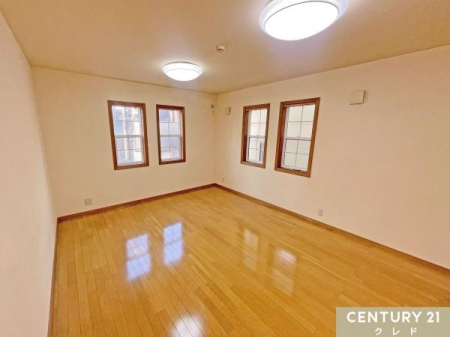 ���r���O �yLDK14���z
2�����̑����獷�����ޖ��邢�z�������������ݍ��݂܂��B
���邭�J���I�ȉƑ����L�̋�Ԃŉ�b�����y���݂��������܂��B