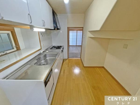 ���r���O �y1�K�L�b�`���z
���[�L�x�ȃV�X�e���L�b�`���͓����ɂ�Ƃ�����A�Z��Ԃ��L���m�ہB
�L�b�`���c�[���Ȃǂ���������Ǝ��[���邱�Ƃ��ł������̂������₨�|�������K�ɍs�����Ƃ��ł��܂��B