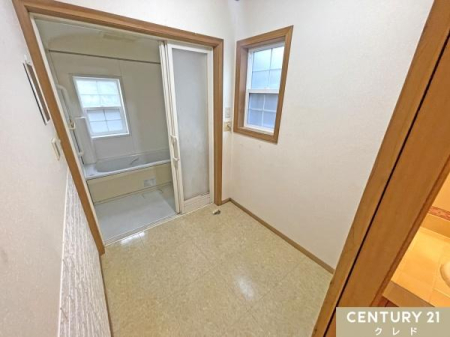 ���ʑ�E���ʏ� �y�E�ߎ��z
���ʉ��ϑ�Ƃ͕ʂ̃X�y�[�X�ɐ݂���ꂽ�E�ߎ��͂��݂��̋�Ԃ���Ƃ�������Ďg�p�ł��܂��B
�Ƒ��Ԃ̐��ʏ��a�؂Ȃǂ��������ł��܂��B