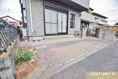 ���ԏ� 1�䒓�ԉ\�ȃJ�[�X�y�[�X�t���B
�ʋ΂₨�q�l�̑���}���Ȃǂ��Ԃ��������̕������S�ł��B
�O�ʓ��H�͕���4���I
