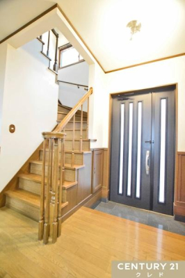 ���̑����� �y�肷��t���K�i�z
�N���V�J���ŕi�i����f�U�C������ۓI�Ȗؐ��K�i�B
���S�Ȏ肷��t���ŁA�]�|�Ȃǂ̎��̖h�~�ɂȂ���܂��B