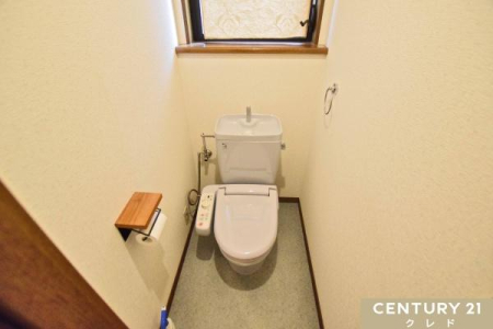 �g�C�� �y2�K�g�C���z
2�K�ɂ��������t�g�C����݂��Ă���̂Ő����������X���[�Y�ɂȂ�܂��B
���̖Z�������ԑт�2�����̃g�C���𗘗p�ł��邱�Ƃŏo�΂�o�Z�O�̎��Ԃɗ]�T�����܂�܂��B