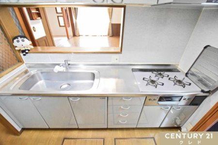 �L�b�`�� ���r���O�S�̂����n����Ζʎ��L�b�`���I
�Ƒ��Ɖ�b���y���񂾂�A���q�l�̗l�q������邱�Ƃ��ł��A���S���̂��郌�C�A�E�g�ł��B