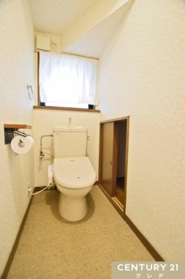 �g�C�� �q���ʂ����S�ȉ������֍��t���g�C���B
���t���łɂ�����������ɂ����A��ɐ����ȋ�Ԃ�ۂ��₷�����ł��B
���[�ɂ͔��i���X�b�L���Еt���܂��B