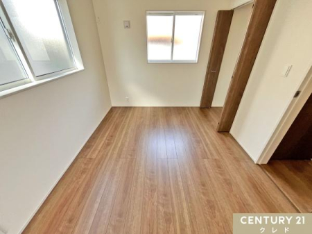 �m�� �y�m���k��6���z
�S�����w�K���X���̗p�B�f�M���ɗD��A��N��ʂ��ĉ��K�Ȏ����������B
�h�����ʂ������O�̑������y���B���O���J�b�g�@�\������A���C�ɓ���̉Ƌ��J�[�y�b�g�̐F������h���܂��B