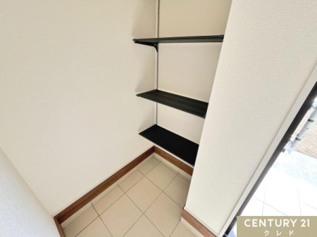 ���[ �y�y�Ԏ��[�z
���ւɂ͓y�Ԏ��[������܂��B
�y����̕t�������|�p�i��A�E�g�h�A�p�i�A���q�l�̕������̓���Ȃǂ��X�b�L���Ǝ��[�ł��A�Ƒ��̕��ׂ��Ԃ����܂��B