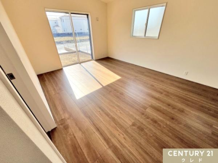 ���r���O �yLDK18���z
�J�������ӂ��18����LDK�́A�Ƒ���F�l�Ƃ̑f�G�ȂЂƂƂ������o���܂��B�܂�グ�V����g�p�����؍ނ̑f�ފ����������Ԃ͎����̃X�^�C���ɍ��킹�����ʂȃ��C�A�E�g���\�ł��B