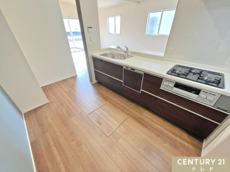 �L�b�`�� �J�����̂���Ζʎ��L�b�`���͉Ƒ��Ɏ�n���ŗ�����H�����n���܂��B
�R�~���j�P�[�V�������Ƃ�Ȃ���X���[�Y�Ȕz�V���Еt�����ł��܂��B