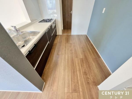 �L�b�`�� �L�b�`�����Ɏ��[�����邽�ߓ����ɂ�Ƃ�����A�Z��Ԃ��L���m�ہB
�L�b�`���c�[���Ȃǂ���������Ǝ��[���邱�Ƃ��ł������̂������₨�|�������K�ɍs�����Ƃ��ł��܂��B