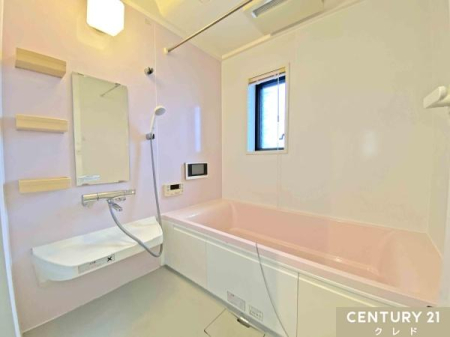 ���� �����e���r���������Ă���A���g�������Ȃ���̃e���r�ӏ܂��\�ł��B�����C�h�̕��ɂ��������߂̏[���ݔ��B���t���Ŗ��邭�A���C���������₷�������ȋ�Ԃł��B