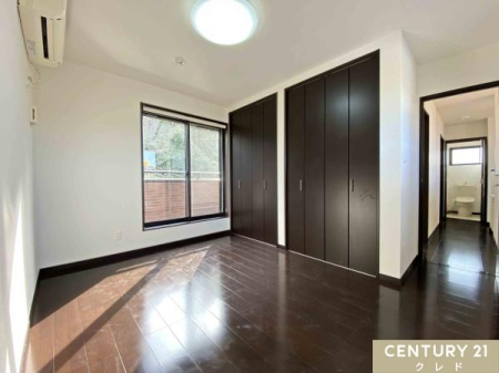 �Q�� �y�m��6.5���z
�ǈ�ʂɐ݂���ꂽ2�̃N���[�[�b�g�����́B�ߗނ�ו��������Ղ�Ǝ��[�ł��邽�߁A���������L�X�Ǝg���܂��B��Q���Ƃ��Ă��������߂́A���邭�J���I�ȋ�Ԃł��B