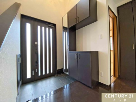 ���� �V��܂ō����̂���R�̎��^�̑�^�V���[�Y�{�b�N�X�ɂ́A���Ƒ��S�����̌C���X�b�L�����[�\�B
�p�����t���Ă���A���o�����O�̐g�����Ȃ݃`�F�b�N���X���[�Y�ł��B