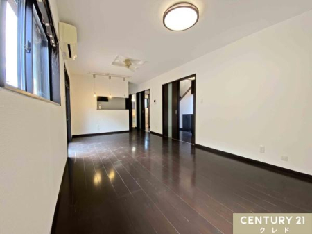 ���r���O �yLDK17.5���z
�z���C�g�~�u���E���̃i�`���������r���O�B���D���ȃC���e���A�Ɉ͂܂ꂽ�Z��ԂŖ�����Ȃ���Ƒ��Ƃ̎��Ԃ���ނ��Ƃ��ł��܂��B