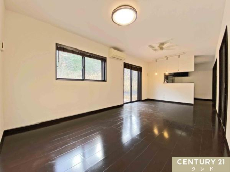 ���r���O �yLDK17.5���z
�쑤�ɊJ������݂������r���O�́A���邢���������Ղ�Ɠ��鋏�S�n�̗ǂ���ԁB���Ƒ��݂�Ȃ����R�̂ŐS�n�ǂ��߂������Ƃ��ł��܂��B