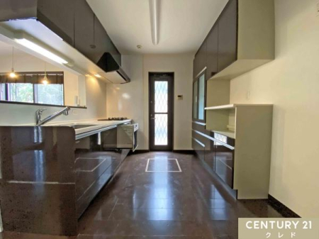 �L�b�`�� �L�b�`���͑�l2�l������ł���Ƃ�̂���L���ŁA�����̉Ǝ��̎��Ԃ����K�ɁB
���q���܂́u����Ă݂����I�v�ɂ��A�Ί�ŉ��������Ȃ��Ԃł��B