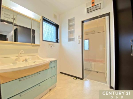 ���ʑ�E���ʏ� �u�₩�ȃp�X�e���J���[�̐��ʑ�́A�T�C�h�L���r�l�b�g��ǖʎ��[��������[�͂��L�x�B
���t���Ŗ��邭�A���C���ǍD�Ȑ��������ӂ����ʏ��ł��B