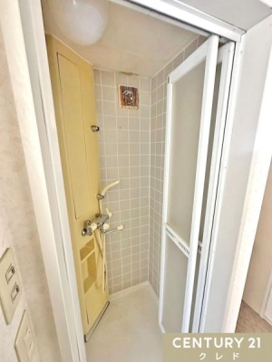 ���� �y�V�����[���[���z
2�K�̃V�����[���[���́A���Ԃ�߂������A�ړI�ɉ����Ďg���������\�ł��B
�g�x�x�̍��G������A���ъԂ̃v���C�o�V�[�m�ۂ��ł��A2���тŏZ�܂��邲�Ƒ��ɂ��I�X�X���̐ݔ��ł��B