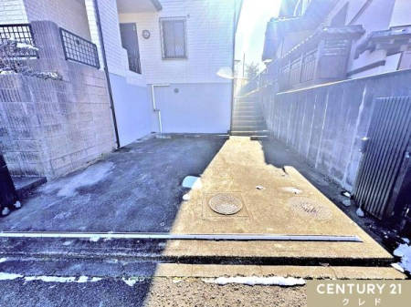 ���ԏ� ���H�ɖʂ��ĕ����2��̎Ԃ����Ԃł���X�y�[�X������܂��B
���ʂ����ǂ����߁A���Ԃ����ȕ����ł炸�ɎԌɓ��ꂪ�ł��܂��B