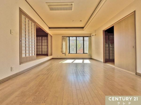 ���r���O �yLDK21���z
21���Ƃ����L���͂������A�܂�グ�V��Ȃǂ́A�����Z��Ȃ�ł͂̃O���[�h�̍����d�l�̃��r���O�B
�a���ƌq������Ԃ��L�����Ă��܂��B