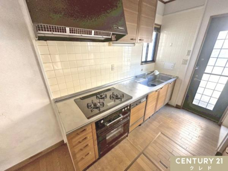 �L�b�`�� ���[�L�x�ȃV�X�e���L�b�`���͓����ɂ�Ƃ�����A�Z��Ԃ��L���m�ہB
�L�b�`���c�[���Ȃǂ���������Ǝ��[���邱�Ƃ��ł������̂������₨�|�������K�ɍs�����Ƃ��ł��܂��B