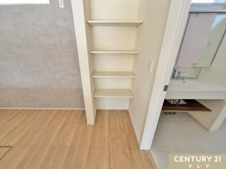 ���[ �y�L�b�`�����[�z
�L�b�`�����Ɏ��[�����邽�ߓ����ɂ�Ƃ�����A�Z��Ԃ��L���m�ہB
�L�b�`���c�[���Ȃǂ���������Ǝ��[���邱�Ƃ��ł������̂������₨�|�������K�ɍs�����Ƃ��ł��܂��B